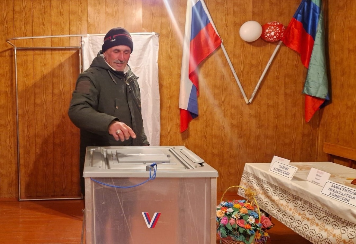 Первые избиратели Чародинского района на второй день выборов Президента РФ
